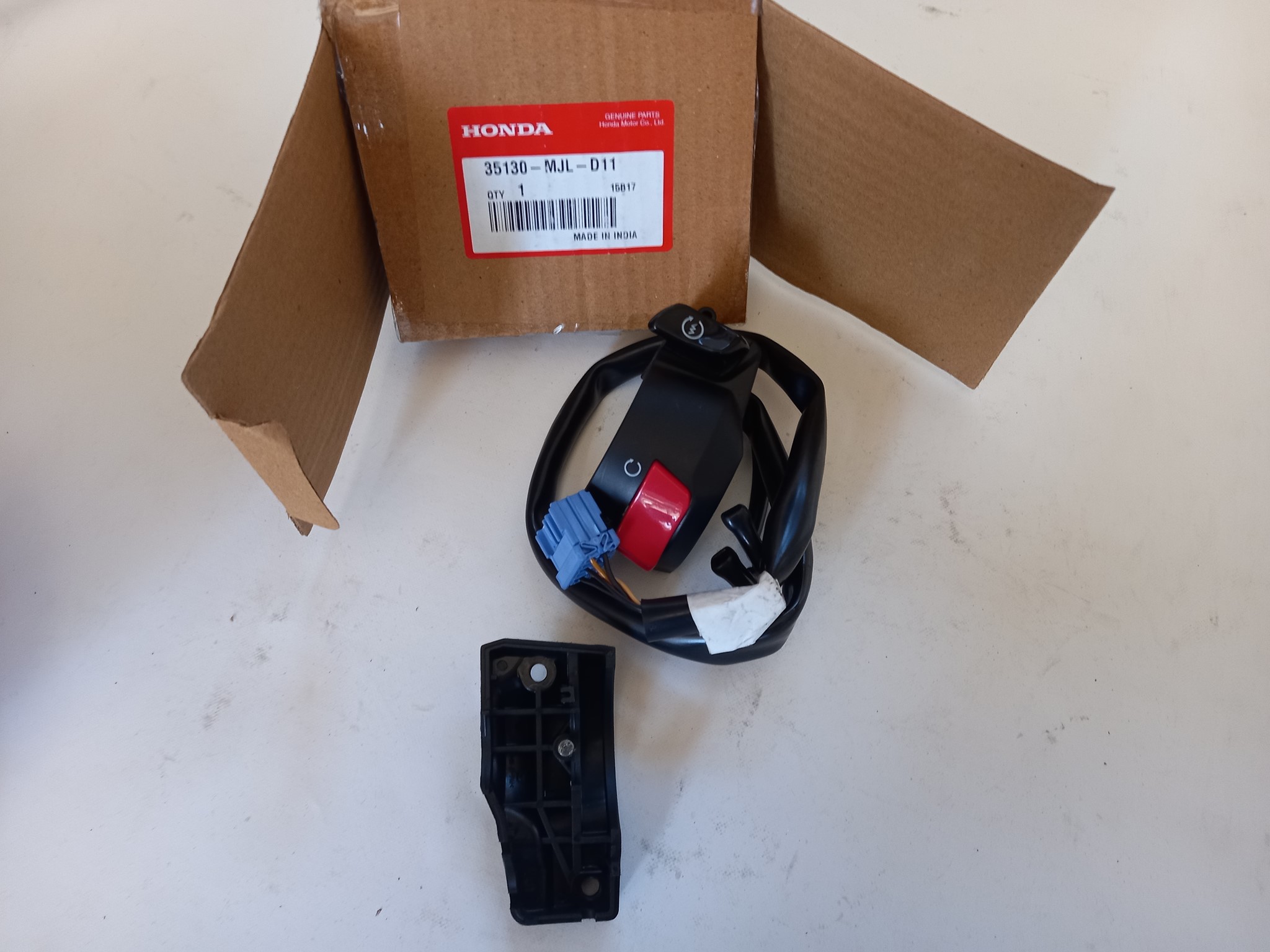 Picture of Honda  MOTORABSCHALTER KOMPL.  35130-MJL-D11